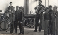 Zespół z Obornickiego Ośrodka Kultury „Miniaturka” występuje podczas Turnieju Rodzin, zorganizowanego przy współpracy OOK w hali sportowej OSiR, 20.03.1983 r. [Dokument ikonograficzny]