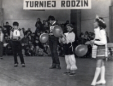 Rywalizacja dzieci podczas Turnieju Rodzin, zorganizowanego przy współpracy OOK w hali sportowej OSiR, 20.03.1983 r. [Dokument ikonograficzny]