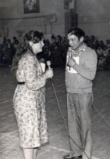 Wokalna rywalizacja dorosłych podczas Turnieju Rodzin, zorganizowanego przy współpracy OOK w hali sportowej OSiR, 20.03.1983 r. [Dokument ikonograficzny]