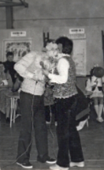 Wzajemne podziękowania za rywalizację dorosłych podczas Turnieju Rodzin, zorganizowanego przy współpracy OOK w hali sportowej OSiR, 20.03.1983 r. [Dokument ikonograficzny]