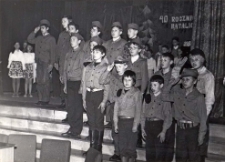 Montaż poetycki przygotowany przez uczniów Szkoły Podstawowej w Pęgowie „z okazji 40-lecia walk Batalionów Chłopskich”, zaprezentowany podczas gminnego zjazdu Zjednoczonego Stronnictwa Ludowego w Obornickim Ośrodku Kultury, 24.04.1983 r. [Dokument ikonograficzny]