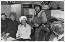 Zajęcia w Klubie Seniora w Obornickim Ośrodku Kultury prowadzi jego opiekunka Maria Więcek (stoi), 3.05.1983 r. [Dokument ikonograficzny]