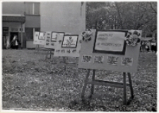 Plenerowa wystawa fotograficzna przed Urzędem Stanu Cywilnego „Zakłady pracy w obiektywie”, 1.05.1983 r. [Dokument ikonograficzny]