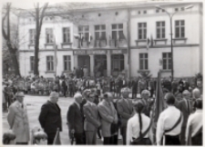 Uroczysty wiec z okazji 1 Maja przed Urzędem Miasta i Gminy w Obornikach Śląskich : widok na ul. Trzebnicką, 1.05.1983 r. [Dokument ikonograficzny]