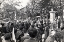 Uroczysty wiec z okazji 1 Maja przed Urzędem Miasta i Gminy w Obornikach Śląskich : widok na ul. Wrocławską i Dworcową, 1.05.1983 r. [Dokument ikonograficzny]