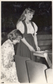 Halina Pietrzak, dyrektor Obornickiego Ośrodka Kultury, dziękuje za współpracę działaczom kultury podczas Dni Kultury, Oświaty, Książki i Prasy, 3-31.05.1983 r. [Dokument ikonograficzny]