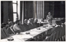 Irena Zielińska, kierownik Biblioteki Miejskiej i Gminnej w Obornikach Śląskich, wygłasza referat dotyczący problemów kultury w gminie podczas Dni Kultury, Oświaty, Książki i Prasy, 3-31.05.1983 r. [Dokument ikonograficzny]