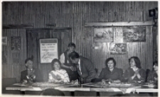 Działacze kultury oraz pracownicy instytucji kultury w Obornikach Śląskich podczas Dni Kultury, Oświaty, Książki i Prasy, 3-31.05.1983 r. [Dokument ikonograficzny]