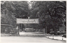 Transparent nad ul. Trzebnicką w Obornikach Śląskich: „Kolorowe Wsie ’83, Przegląd Dorobku Kulturalnego Wsi”, 5.06.1983 r. [Dokument ikonograficzny]