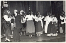 Scenka z życia codziennego wsi przedstawiona w eliminacjach gminnych Turnieju Kolorowe Wsie w sali widowiskowej Obornickiego Ośrodka Kultury, 5.06.1983 r. [Dokument ikonograficzny]