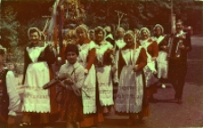 Grupa z Kuraszkowa na trasie korowodu przez Oborniki Śląskie w eliminacjach gminnych Turnieju Kolorowe Wsie, 5.06.1983 r. [Dokument ikonograficzny]