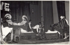 Grupa z Kuraszkowa w scence przedstawiającej dzień w wiejskiej chacie podczas występu w eliminacjach gminnych Turnieju Kolorowe Wsie w sali widowiskowej Obornickiego Ośrodka Kultury, 5.06.1983 r. [Dokument ikonograficzny]