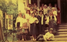 Wspólne zdjęcie uczestników gminnych eliminacji Turnieju Kolorowe Wsie w Obornikach Śląskich na schodach do sali widowiskowej Obornickiego Ośrodka Kultury, 5.06.1983 r. [Dokument ikonograficzny]