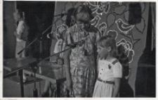 Duet dziewczynek, biorących udział w konkursie pod hasłem: mikrofon dla wszystkich, podczas imprezy „Podróż nie z tej ziemi” w Obornikach Śląskich, 25.06.1983 r. [Dokument ikonograficzny]
