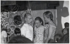 Trio dziewczynek, biorących udział w konkursie pod hasłem: mikrofon dla wszystkich, podczas imprezy „Podróż nie z tej ziemi” w Obornikach Śląskich, 25.06.1983 r. [Dokument ikonograficzny]