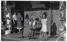 Solistka, biorąca udział w konkursie pod hasłem: mikrofon dla wszystkich, podczas imprezy „Podróż nie z tej ziemi” w Obornikach Śląskich, 25.06.1983 r. [Dokument ikonograficzny]