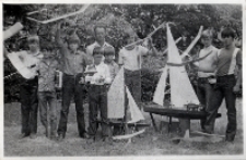 Sekcja modelarska Obornickiego Ośrodka Kultury na wspólnym zdjęciu w plenerze, 25.06.1983 r. [Dokument ikonograficzny]
