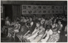 Widownia imprezy podsumowującej pracę ognisk pozalekcyjnych Obornickiego Ośrodka Kultury, czerwiec 1983 r. [Dokument ikonograficzny]