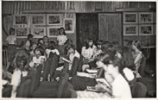 Młodzież szkolna, biorąca udział w imprezie podsumowującej pracę ognisk pozalekcyjnych Obornickiego Ośrodka Kultury, czerwiec 1983 r. [Dokument ikonograficzny]