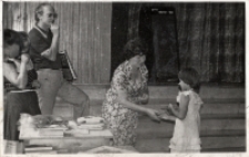 Nagrody dla najaktywniejszych uczestników zajęć pozalekcyjnych w Obornickim Ośrodku Kultury wręcza opiekunka sekcji plastycznej Bożena Przybylska, czerwiec 1983 r. [Dokument ikonograficzny]