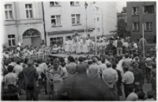Tłumy widzów na trzebnickim Rynku podczas występu ekipy z gminy Oborniki Śląskie w rejonowych eliminacjach Turnieju „Kolorowe Wsie”, 2.07.1983 r. [Dokument ikonograficzny]