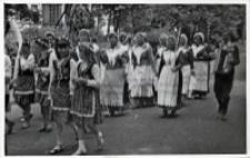 Reprezentacja wsi Kuraszk&oacute;w podczas korowodu ulicami miasta w rejonowych eliminacjach Turnieju &bdquo;Kolorowe Wsie&rdquo; w Trzebnicy, 2.07.1983 r. [Dokument ikonograficzny]