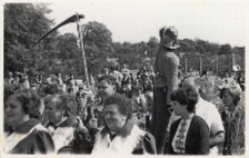 Przygotowania przed wyruszeniem korowodu dożynkowego, wrzesień 1983 r. [Dokument ikonograficzny]
