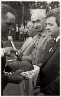 Gospodarz dożynek wręcza bochen gospodarzowi gminy Pawłowi Misiorkowi, wrzesień 1983 r. [Dokument ikonograficzny]