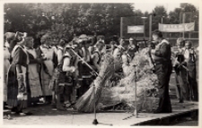 Na dożynkowej estradzie panie i dziewczęta w strojach ludowych ze snopami zboża, wrzesień 1983 r. [Dokument ikonograficzny]