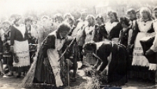 Występ pań z Kuraszkowa w strojach ludowych podczas gminnych dożynek w Obornikach Śląskich, wrzesień 1983 r. [Dokument ikonograficzny]