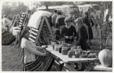 Stragan z przetworami na wojewódzkich eliminacjach Turnieju „Kolorowe Wsie” w Oławie, wrzesień 1983 r. [Dokument ikonograficzny]