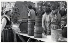 Stragan z drewnianymi beczkami i antałkami z karczmy ludowej na wojewódzkich eliminacjach Turnieju „Kolorowe Wsie” w Oławie, wrzesień 1983 r. [Dokument ikonograficzny]
