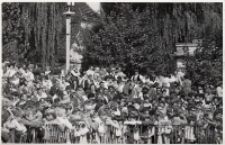 Tłumy widzów w oławskim amfiteatrze na wojewódzkich eliminacjach Turnieju „Kolorowe Wsie” w Oławie, wrzesień 1983 r. [Dokument ikonograficzny]