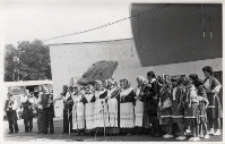Zespół z Kuraszkowa na estradzie amfiteatru w Oławie podczas wojewódzkich eliminacji Turnieju „Kolorowe Wsie”, wrzesień 1983 r. [Dokument ikonograficzny]