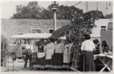 Przygotowania do występu reprezentacji gminy Oborniki Śląskie na estradzie amfiteatru w Oławie podczas wojew&oacute;dzkich eliminacji Turnieju &bdquo;Kolorowe Wsie&rdquo;, wrzesień 1983 r. [Dokument ikonograficzny]