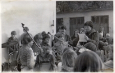 Drugą jesienną giełdę rzeczy używanych prowadziła J. Zdulska (z prawej), październik 1983 r. [Dokument ikonograficzny]