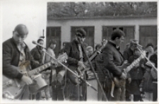 Podczas drugiej jesiennej giełdy rzeczy używanych wystąpił zespół muzyczny „Orliki”, październik 1983 r. [Dokument ikonograficzny]