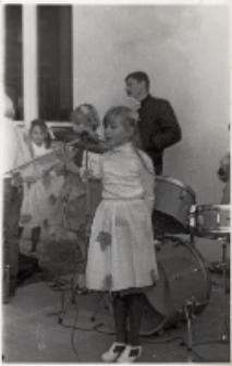 Zespół dziecięcy „Miniaturka” występuje podczas drugiej jesiennej giełdy rzeczy używanych, październik 1983 r. [Dokument ikonograficzny]