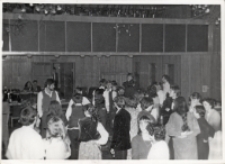 Zabawa taneczna młodzieży w sali OOK podczas andrzejek w Obornickim Ośrodku Kultury, listopad 1983 r. [Dokument ikonograficzny]
