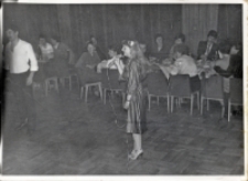 Za stołami siedzą uczestnicy zabawy andrzejkowej, listopad 1983 r. [Dokument ikonograficzny]