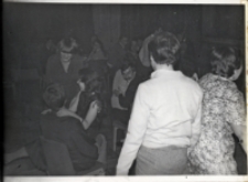 Wróżby i zabawy podczas imprezy andrzejkowej w sali Obornickiego Ośrodka Kultury, listopad 1983 r. [Dokument ikonograficzny]