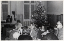 Wieczór kolęd i pastorałek przy choince w sali Obornickiego Ośrodka Kultury, grudzień 1983 r. [Dokument ikonograficzny]