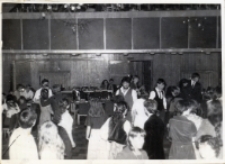 Początek karnawału - zabawa taneczna w sali Obornickiego Ośrodka Kultury, grudzień 1983 r. [Dokument ikonograficzny]