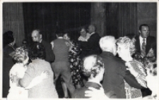 Karnawałowa zabawa taneczna z udziałem osób z Klubu Seniora w sali Obornickiego Ośrodka Kultury, grudzień 1983 r. [Dokument ikonograficzny]