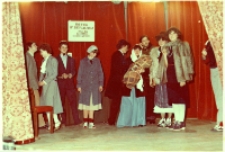 Scena zbiorowa ze spektaklu teatralnego &bdquo;Nie ma miejsca w hotelu&rdquo;, opartego na jasełkach a przygotowanego przez młodzież ze wsi Wielka Lipa i pokazanego na &bdquo;Herodiadzie&rdquo; w Cieszkowie (gmina Milicz), 24.01.1984 r. [Dokument ikonograficzny]