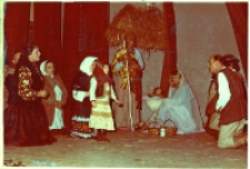 Widowisko przygotowane przez mieszkańców wsi Bagno na „Herodiadę” w Cieszkowie (gmina Milicz), 24.01.1984 r. (fot. 2) [Dokument ikonograficzny]