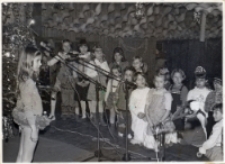 Występy dzieci na scenie Obornickiego Ośrodka Kultury podczas balu karnawałowego, zorganizowanego na feriach zimowych, 28.01.1984 r. [Dokument ikonograficzny]
