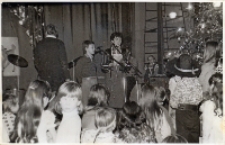 Na scenie Obornickiego Ośrodka Kultury przed mikrofonem chłopiec, biorący udział w konkursie przeprowadzanym podczas balu karnawałowego, 28.01.1984 r. [Dokument ikonograficzny]