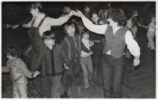 Ferie zimowe w Obornickim Ośrodku Kultury : gry i zabawy dla najmłodszych dzieci pomaga przeprowadzić obornicka młodzież, 28.01 - 11.02.1984 r. [Dokument ikonograficzny]