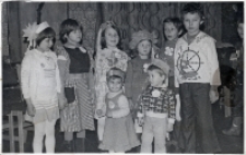 Zdjęcie zbiorowe najmłodszych dzieci podczas gier i zabawy zorganizowanych w domu kultury w Pęgowie w czasie ferii zimowych, 28.01 - 11.02.1984 r. [Dokument ikonograficzny]